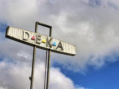 DEKA Sign