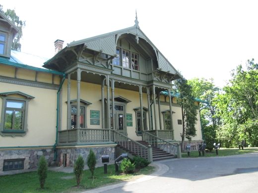 Loshitsa Manor and Park